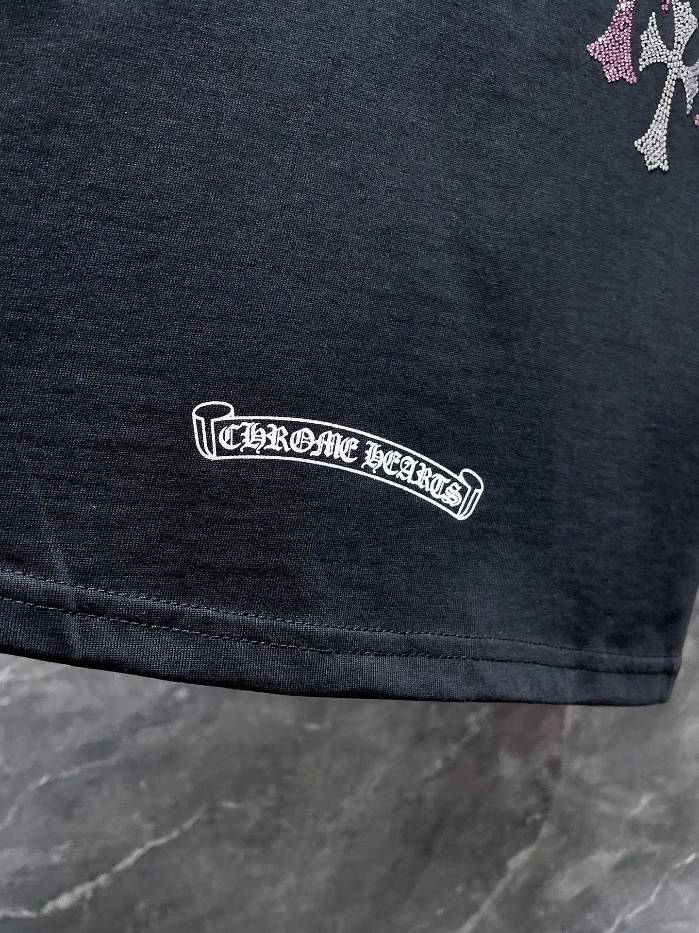P170 New Chrome Hearts 25ss for summer. High-weight, environmentally friendly and high-quality top-quality fabric. 260g~285g. Heavy-duty hot-drilled horseshoes, Sanskrit letters, cross short-sleeves. Counter synchronization. 1:1 replica version. Recommended color: black. Size: S, M, L, XL.